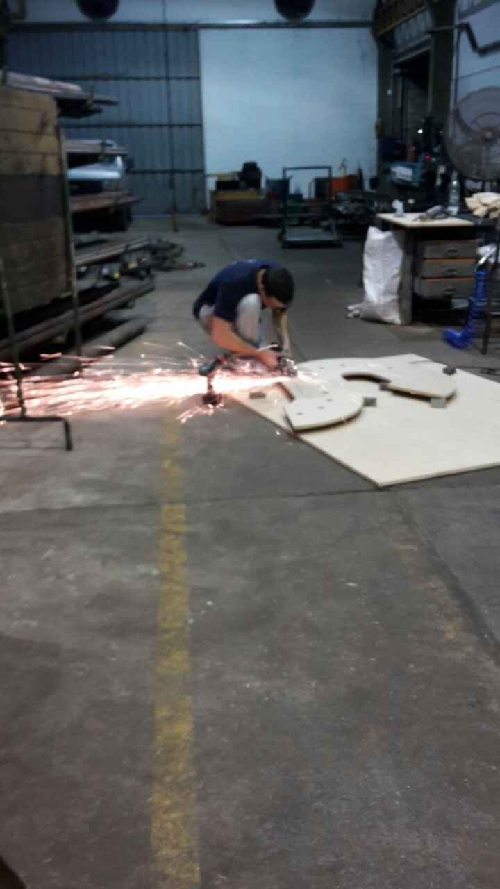 Cortando los sobrantes de los tornillos