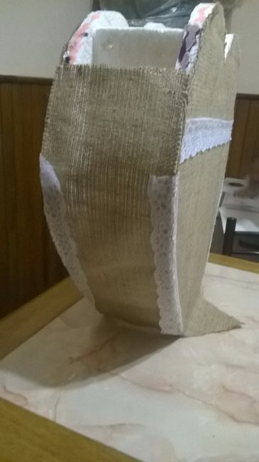 Piñata forrada de tela arpillera y cintas de encaje