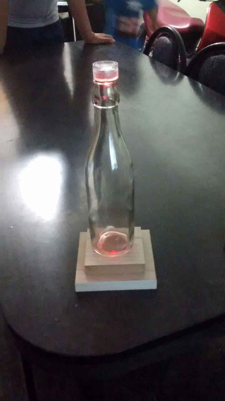 Este es mi centro de mesa, tiene unas luces led sumergibles (no se para que si no me entraron en la 
