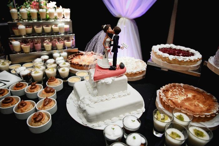la torta de bodas (chocotorta espectacular) con postres individuales y algunas tartas dulces