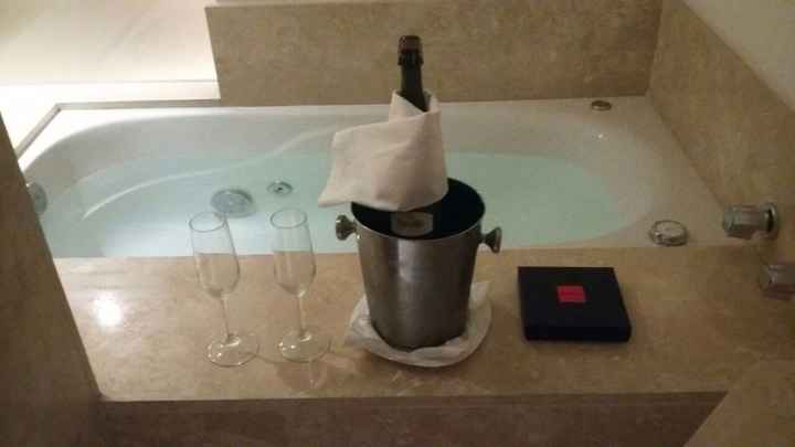 champagne y combones a la vera de la bañera 