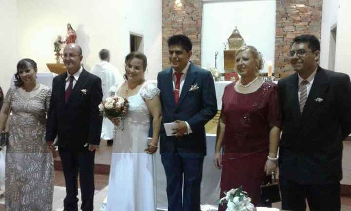 Con los padrinos, mi mamá y mi papá, una tía de Mariano y un primo.