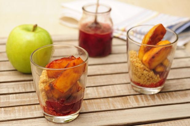 CRUMBLE CON MANZANAS Y FRUTILLAS