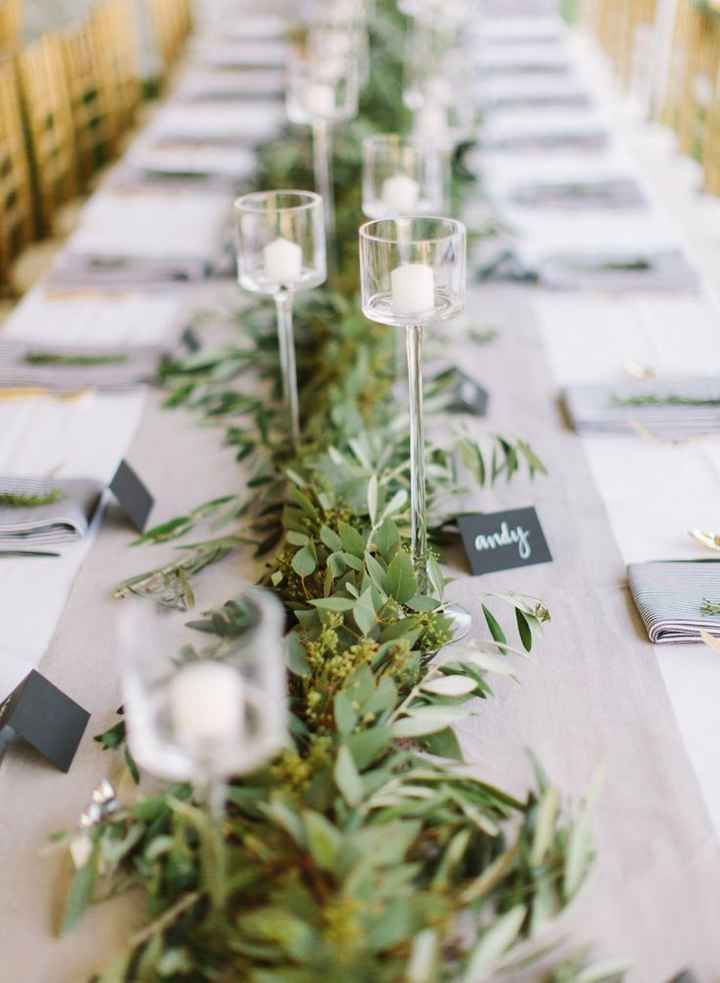 Complementarías tus centros de mesa con un camino de flores? - 11