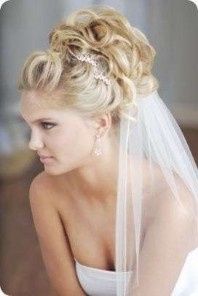 peinados de novia con tiara y velo 13
