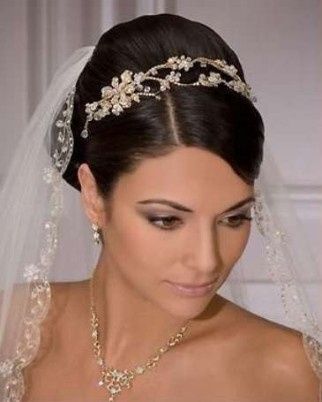peinados de novia con tiara y velo