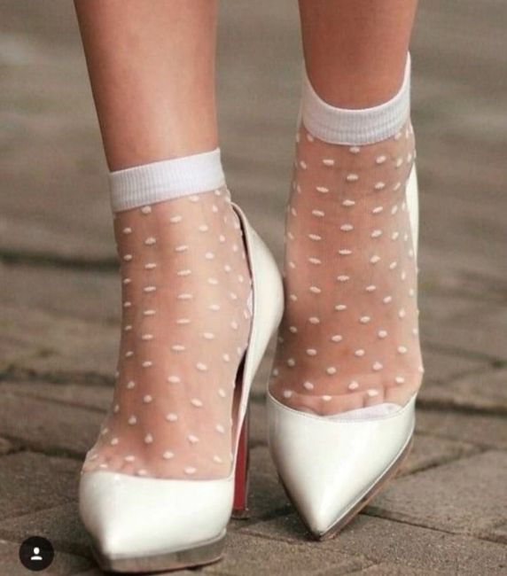 Zapatos con medias no convencionales: tendencia para novias muy modernas (muy) 2