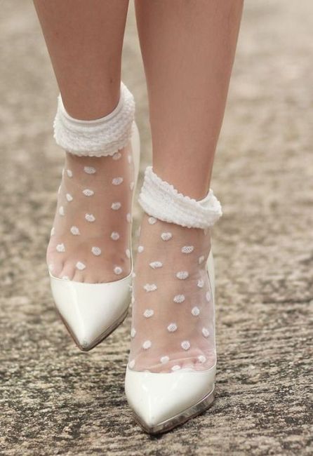 Zapatos con medias no convencionales: tendencia para novias muy modernas (muy) 5