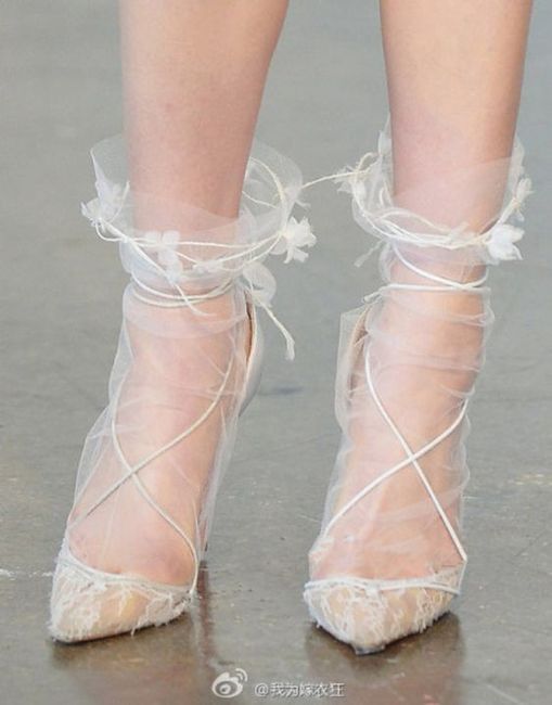 Zapatos con medias no convencionales: tendencia para novias muy modernas (muy) 7