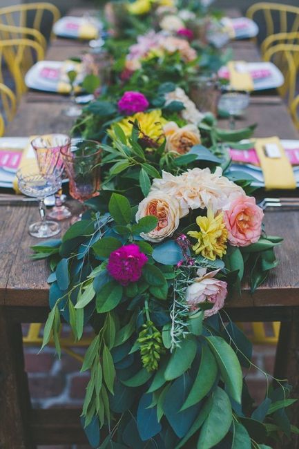 Complementarías tus centros de mesa con un camino de flores? 3