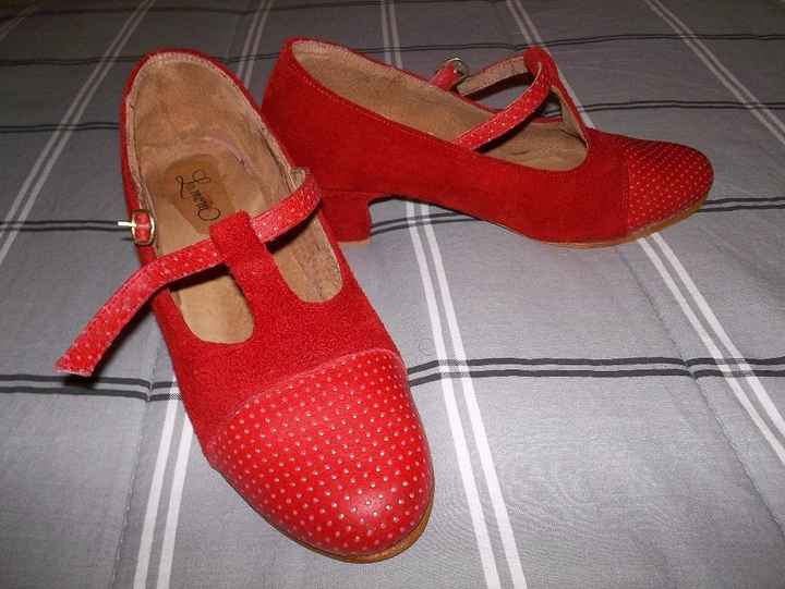 primer par de zapatos rojos