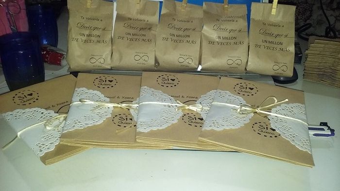 Bolsas de arroz y sobres de dinero