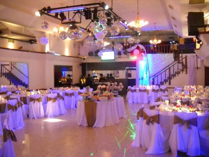 Salon decorado en dorado parte de atras