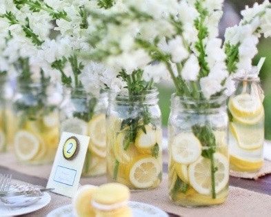 Floreros con rodajas de limon