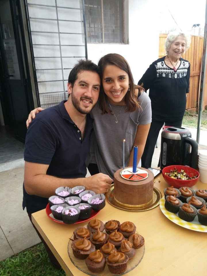 Aca estamos, en su cumple, con las cosas ricas que le cocine y con mi abuela que es lo más!
