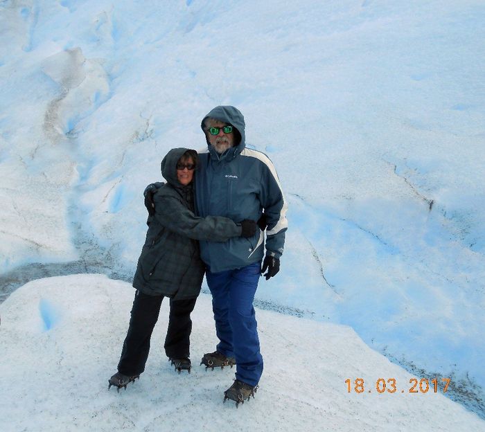 Abrazados haciendo trekking en el Perito Moreno