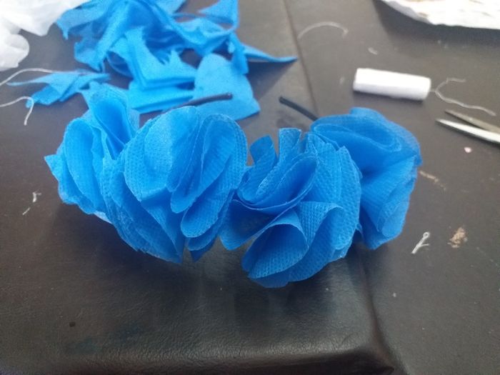 Ayuda con vinchas de flores 2