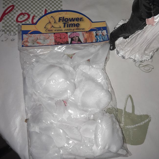 Compre pétalos artificiales muñeco novios más globos blancos 3