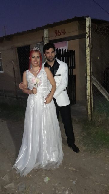 Nos sacamos fotos en la parroquia que esposo se bautizo en provincia para tener un recuerdo! 12