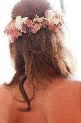 ¡6 Peinetas con flores para tu peinado de novia! ¿Sí o no?😊 1