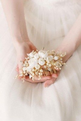 ¡6 Peinetas con flores para tu peinado de novia! ¿Sí o no?😊 3