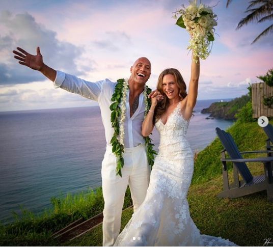 Luz, cámara y acción, el famoso actor "The Rock" se nos casó en Hawaii! ❤️ 2