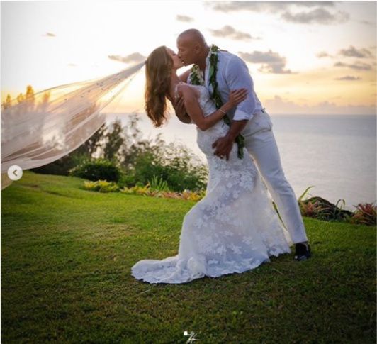 Luz, cámara y acción, el famoso actor "The Rock" se nos casó en Hawaii! ❤️ 3