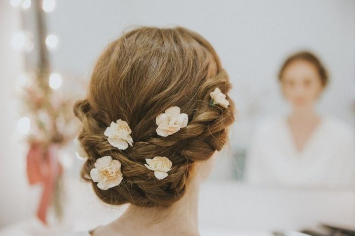 5 ideias de penteados com flores para o teu dia 🌸 1