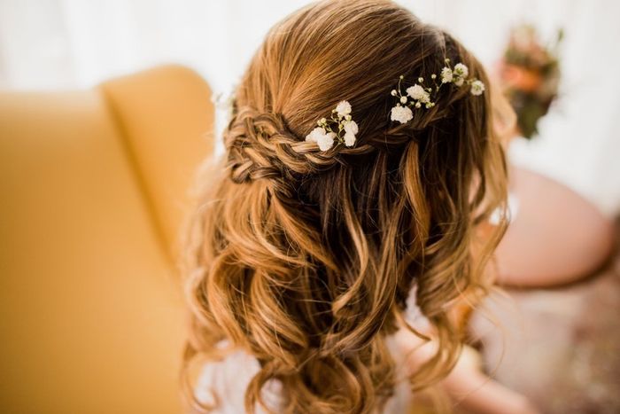 5 ideias de penteados com flores para o teu dia 🌸 4