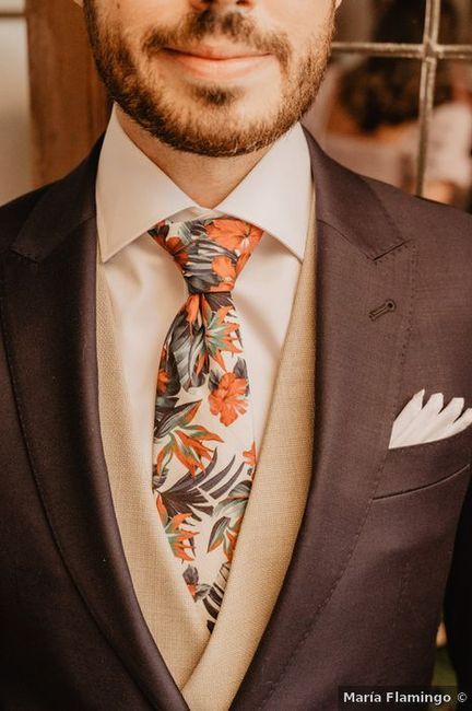 Corbata de flores, la manera más fácil de darle un toque alegre a tu look 🌺 1