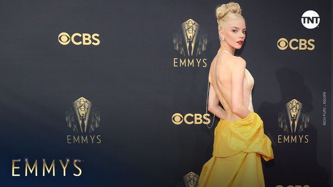 Anya Taylor vuelve hacer jaque mate con su look en la alfombra roja de los Premios Emmys 2021 6