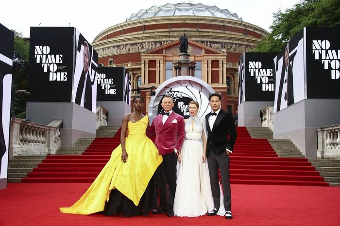 ¿Sí o no a casarse con este traje para matar que usó Daniel Craig en #notimetodie?🍿 3