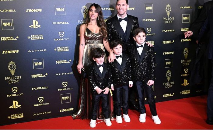 El romántico gesto de Messi con Antonela Rocuzzo en la entrega del Balón de Oro 2021 😍 2