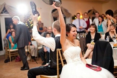 70 perguntas para os noivos no jogo do sapato: preparem-se para dar boas  risadas!