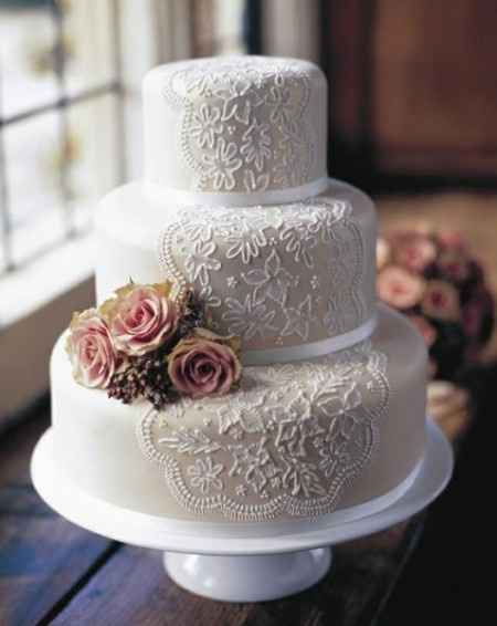 Pastel de boda con encaje