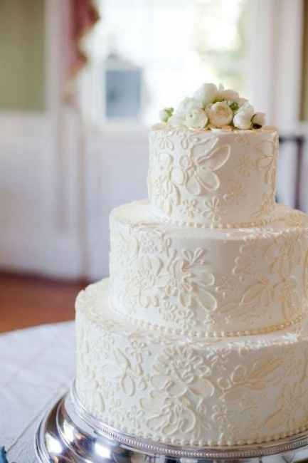 Pastel de boda con encaje