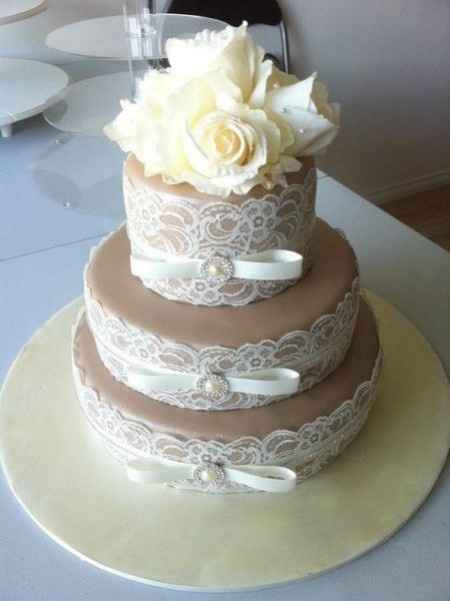 Pastel de boda con encaje