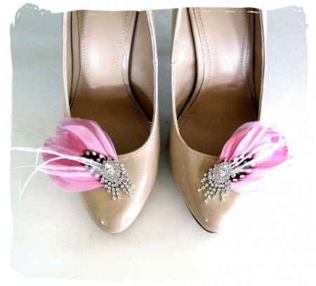 Zapatos de novia con plumas