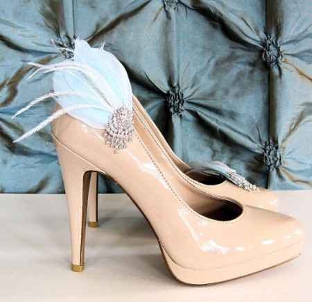 Zapatos de novia con plumas