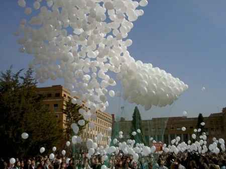 Soltar globos en casamiento