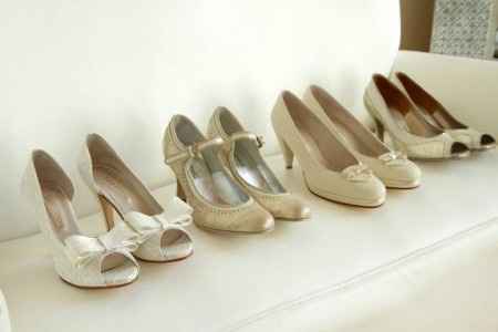 variedad de zapatos
