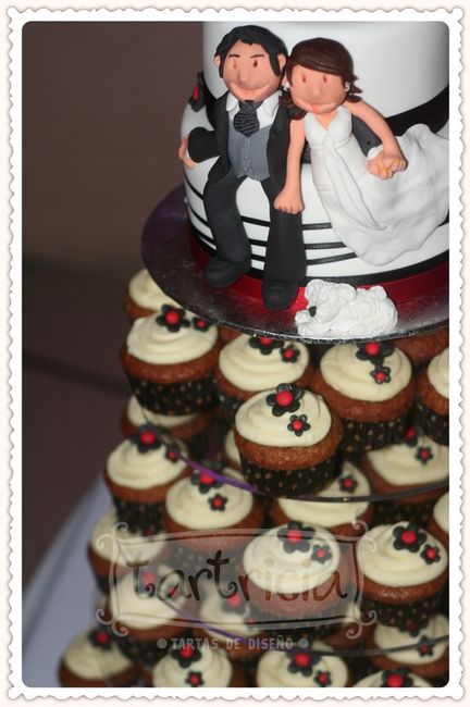 Torta de casamiento combinada con cupcakes