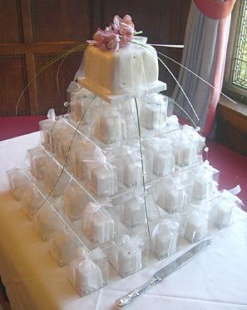 Torta de casamiento combinada con cupcakes