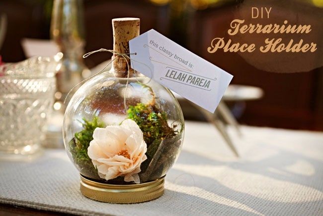 Primer DIY: Esfera de vidrio , unas flores artificiales y la tapa pintada con aerosol dorado