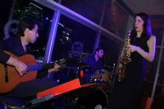 Trío de jazz en el yacht club