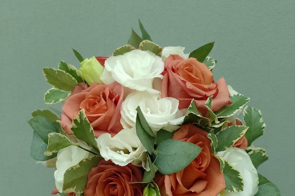 Bouquet de lisianthus y rosas