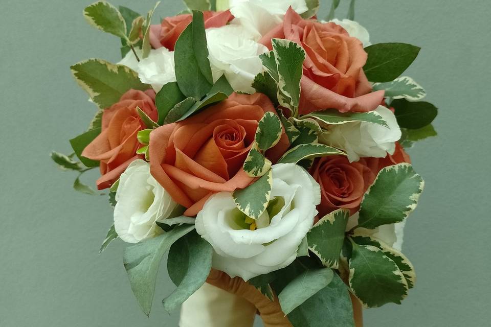 Bouquet de lisianthus y rosas