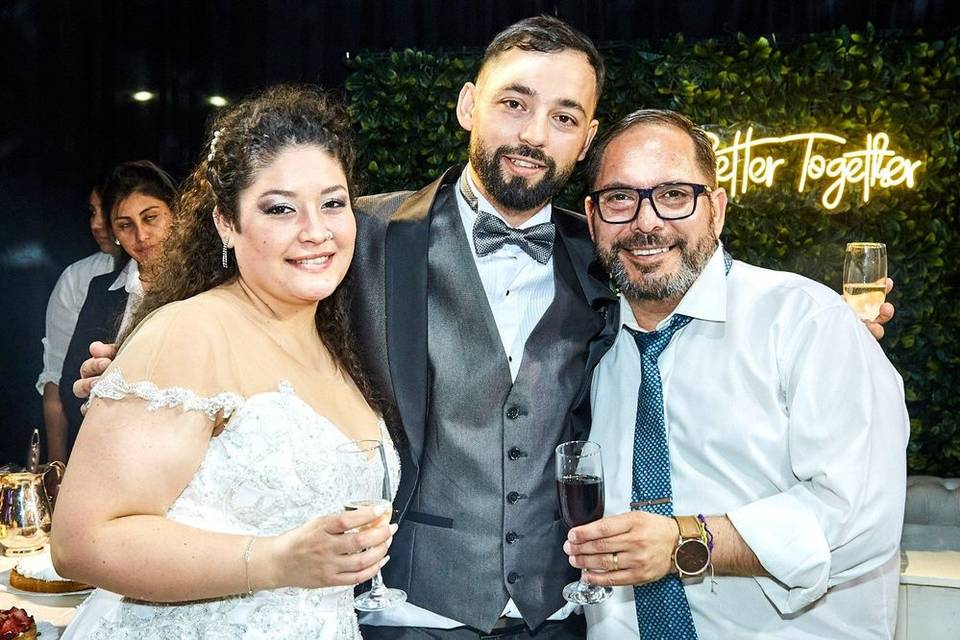 Siempre brindamos por el Amor.