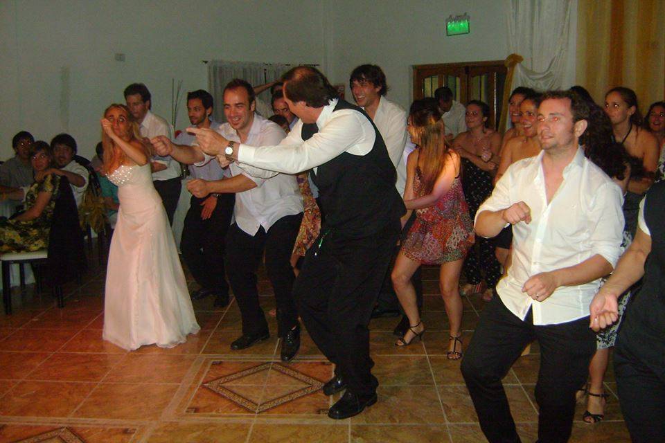 Mozo bailando con los novios