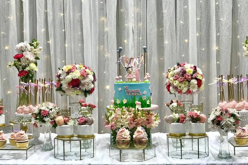 Mesa dulce con flores